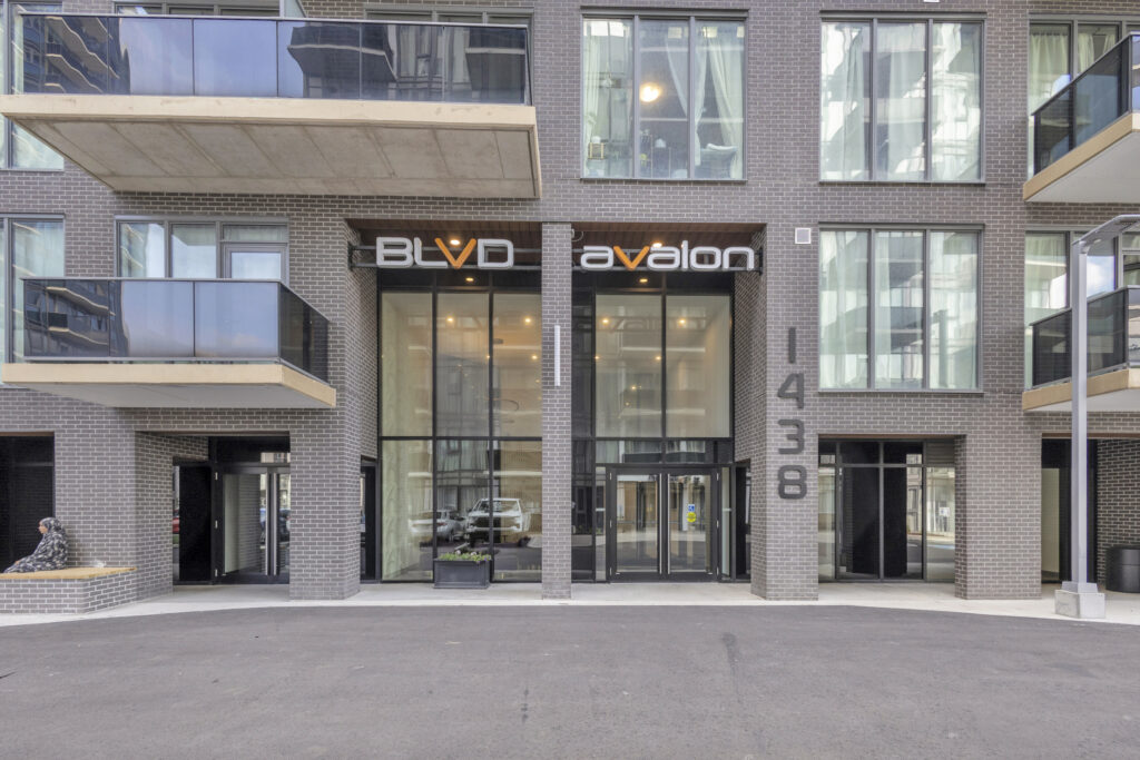 Front entrance of a building with a sign reading "bvlaven" prominently displayed.